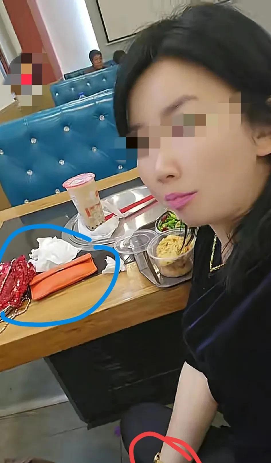 惊爆！扔鼻涕纸女子被找到！自媒体账号小区住址被爆光！女子火速关闭评论区！
网友：