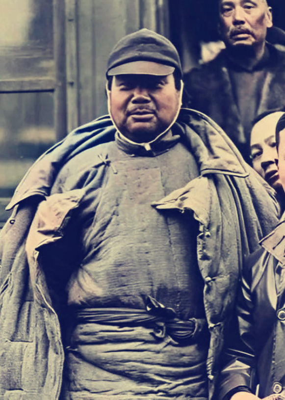 1927年，蒋介石邀请冯玉祥到徐州会谈，没想到，蒋介石和一行随从的官员在车站等了