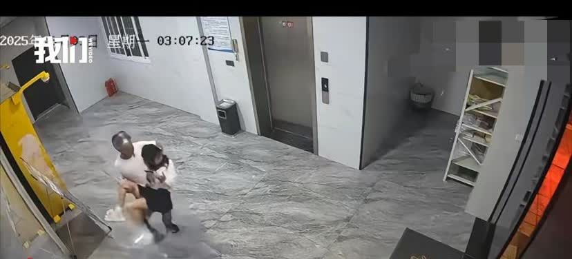 凌晨三点在公寓大堂被强制猥亵，女子撕心裂肺的叫声令人痛心！

这男的真是胆大