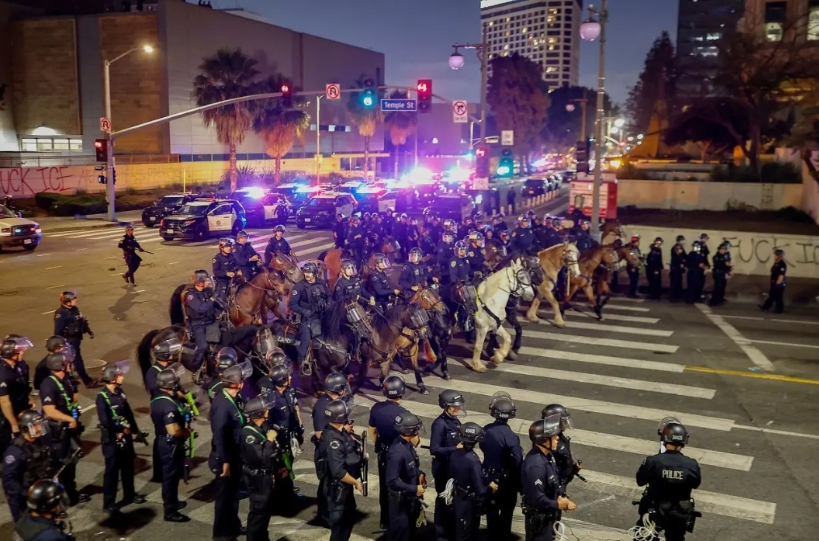 洛杉矶的宵禁开始生效了，并且骑警也出现了，但是，实施宵禁的地区仅仅在洛杉矶市中心