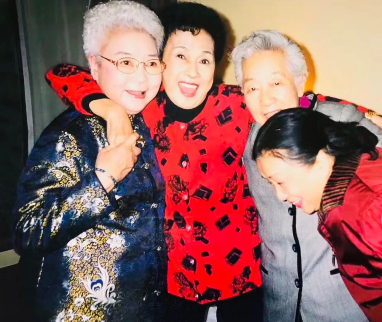 画面中的四位电影表演艺术家，都是我国影坛家喻户晓的实力派人物。她们在上世纪六十年