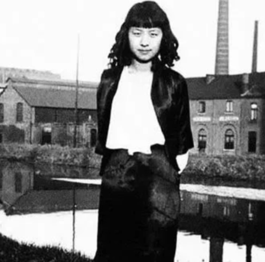 1943年，比利时青年罗杰即将被德军执行绞刑，国王亲自向德军求情，却遭到德军无情