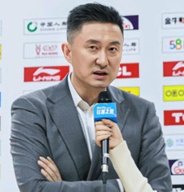 广东男篮主教练杜锋谈球队大胜辽宁，他表示：“天气很冷但球场座无虚席，整场比赛我们