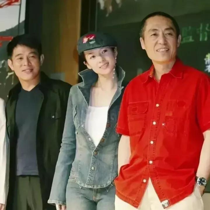张子怡与张艺谋、李连杰在一起，笑容满面，举止温柔，笑容灿烂，合影留念，美好的回忆