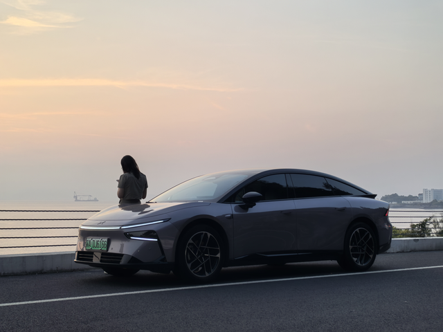 小鹏P7+侧颜照还是蛮顶的
想不到为什么一个5米多长的车拍出来感觉还是很短的样子