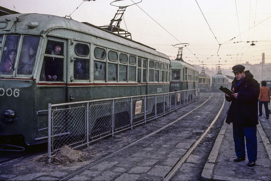 1985年，大连的有轨电车，伍振荣（香港） 摄。