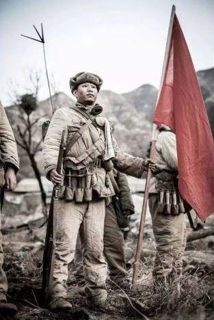 [微风]1953年秋季，一名志愿军战斗英雄即将被枪毙时，一位朝鲜姑娘冲进来死死抱