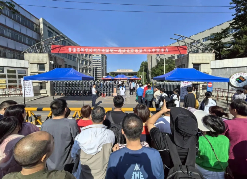 高考结束了，中考马上开始了。现在的学生太娇生惯养了，参加高考，家长们提前半年就在