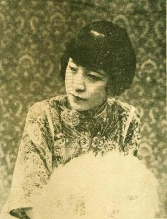 1919年，16岁的王汉伦被兄长勒令退学，嫁给一个煤矿督办。婚后，当她得知丈夫勾