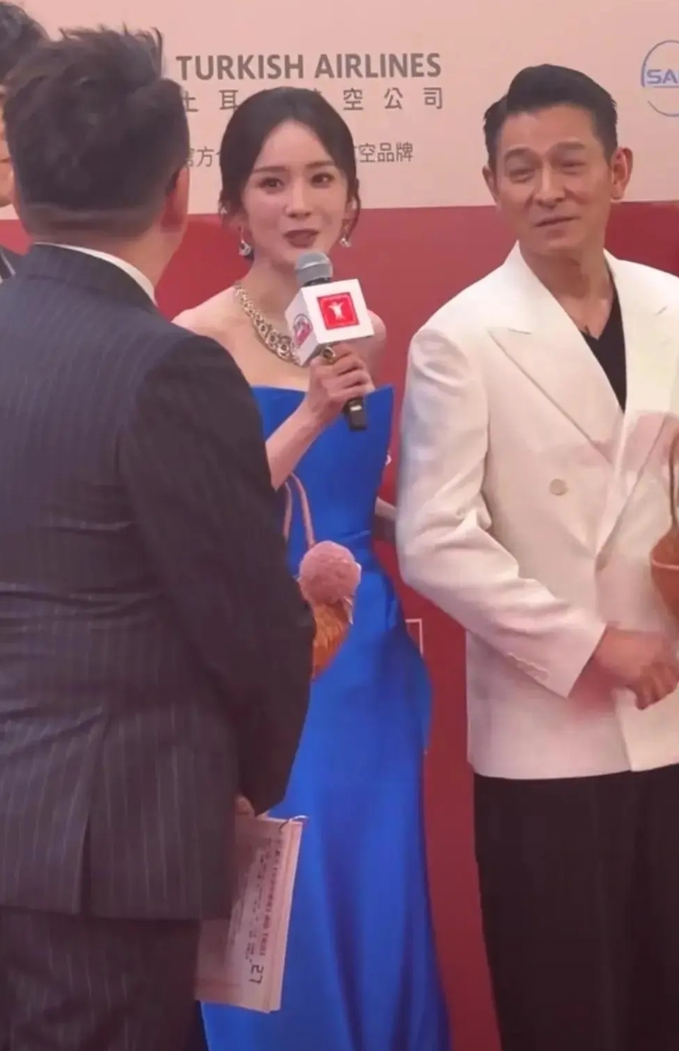 家人们，《长安的荔枝》北京首映礼上的红毯互动可太有看头了！

杨幂出席活动的时候