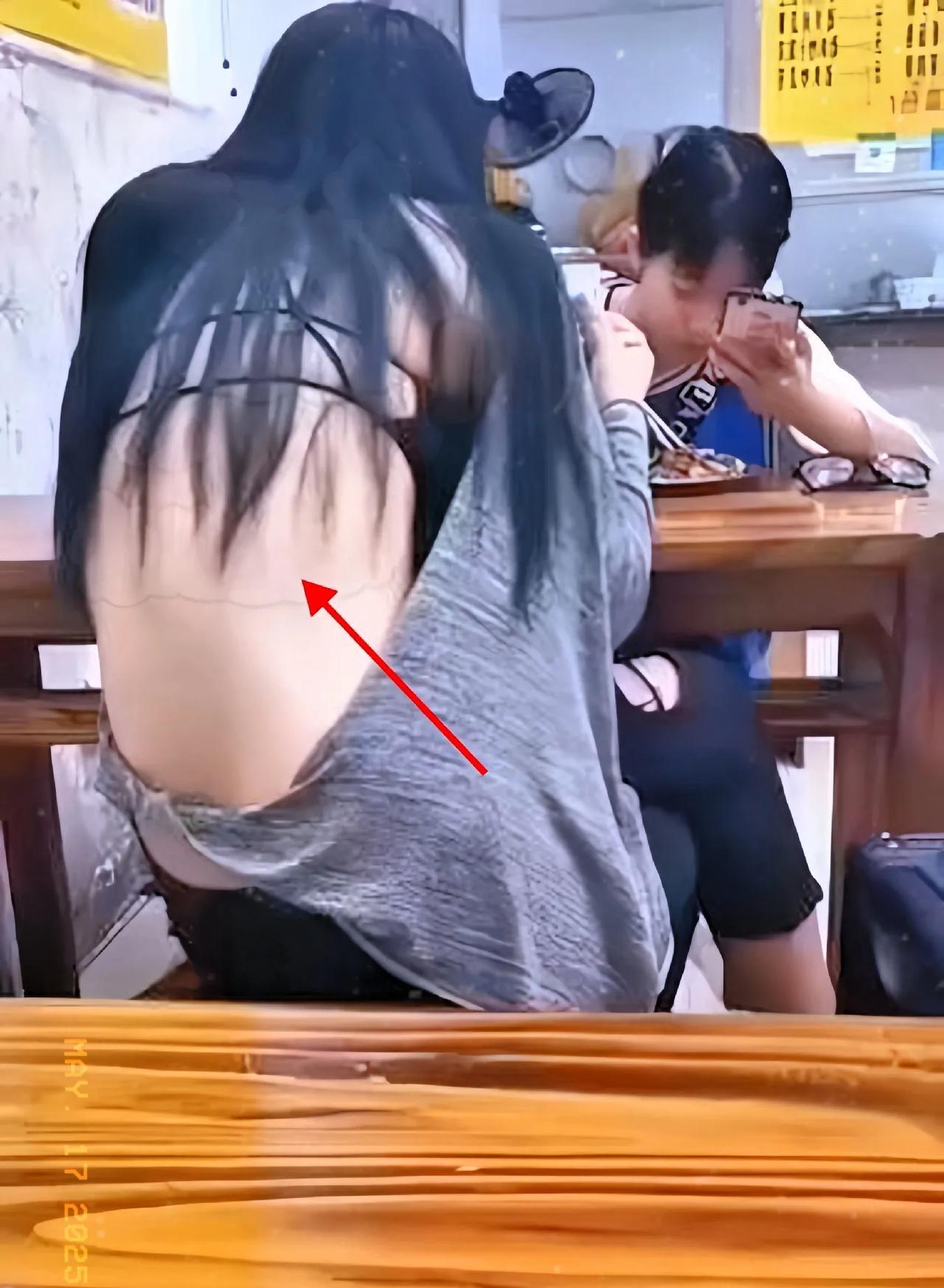 这样的衣服真的漂亮吗？
今天在网上刷到这样一个图片，看后让人无语。饭馆里俩姑娘吃