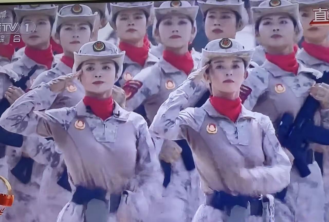 这次阅兵我感觉最出圈的还是女民兵方队，她们的服装与往年有着很大的区别，让人眼前一