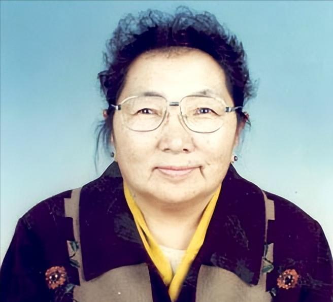 1959年，17岁的美女活佛刚被匪徒绑架到了印度，就被印度的各种高官接见，被迫参