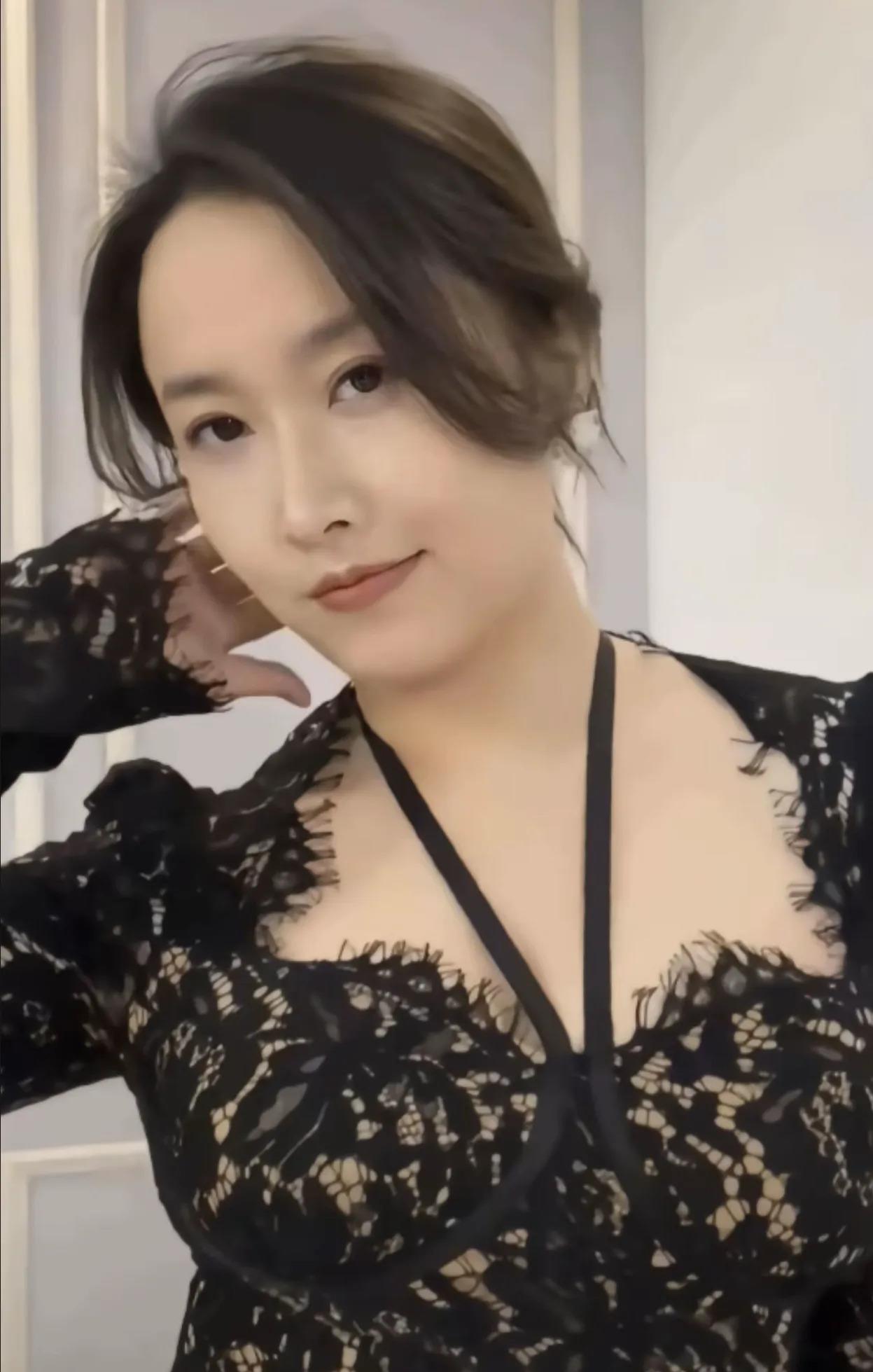 小时候光盯着丁凯乐上天入地，咋就没发现他妈这么好看呢？ 现在回头看看《快乐星球》