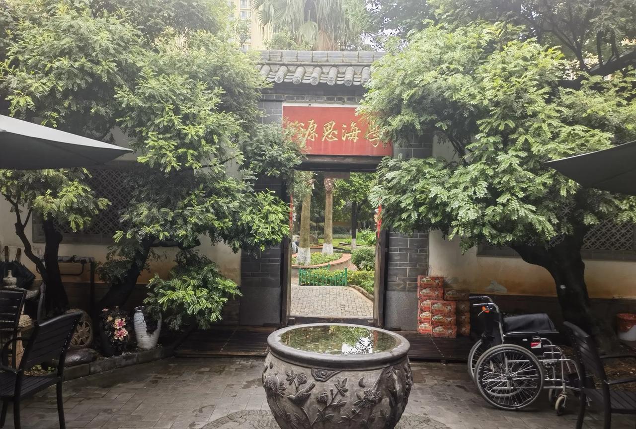 杨鸣不行，郭艾伦行！宫鲁鸣不行，李梦行！
在很多人眼里～～～～表演的和不务正业的
