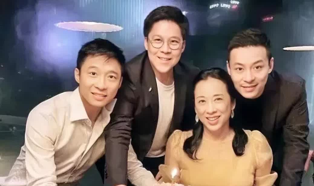 朱玲玲估计要睡不着了
不是霍启仁成家了太激动
也不是娶回来的儿媳不满意
​