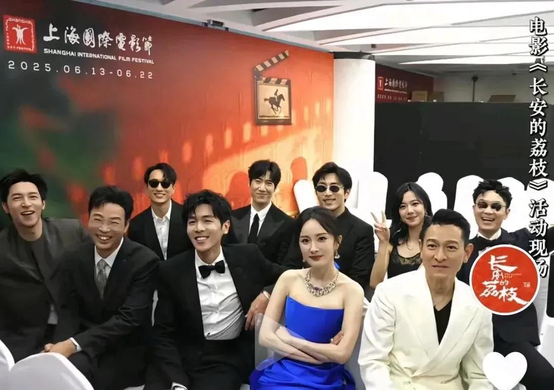 刘德华真是人见人爱，很多人都喜欢，很多明星都想蹭他的热度。
刘德华都斜身子坐着，