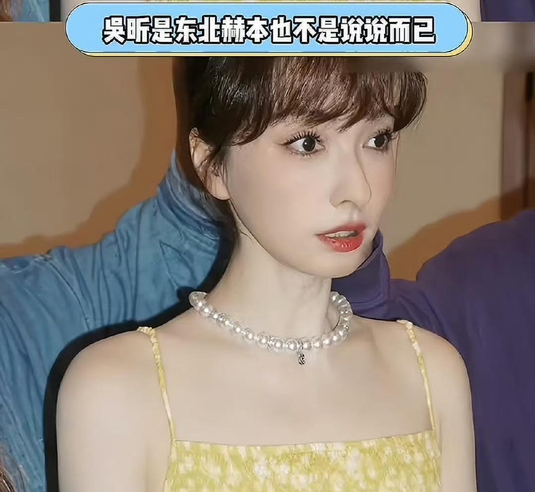吴昕当年出道被喊小赫本！
其实能在那么多人参加的《闪亮新主播》比赛中脱颖而出，就
