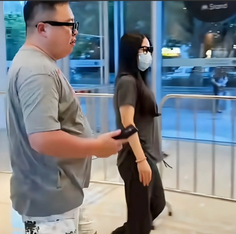 不容易啊，德云社终于传出来喜事，阎鹤祥结婚媳妇身怀六甲


最近一段时间，德云社