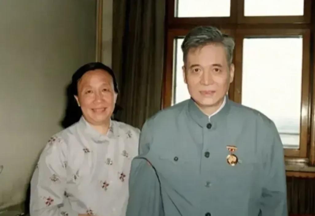 1986年，邓稼先回到家中，久别28年的妻子看到他时愤怒地说道：“28年不回家，