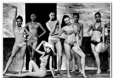 90年代末，中国模特大赛中参赛的模特们，青春朝气蓬勃，气质俱佳，可以说一点不输当