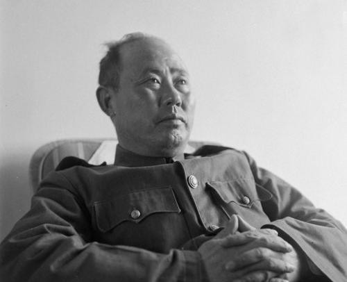 1957年，傅作义到功德林看望陈长捷，陈长捷激动大喊：“你在北平谈判，让我坚守天