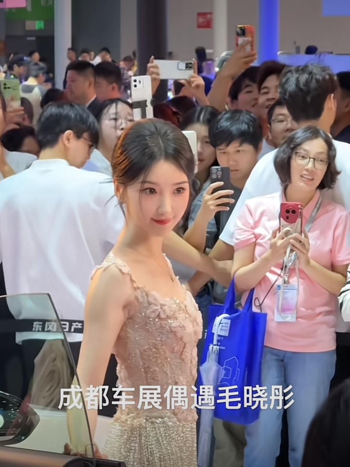 毛晓彤现身成都车展！内娱现在已经这么卷了吗？
据网友路拍，神似毛晓彤的车模出现在