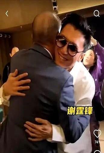 京城影城开业现场惊现历史性一幕！
英皇集团掌门人杨受成手持名片盒，在京圈大佬堆里