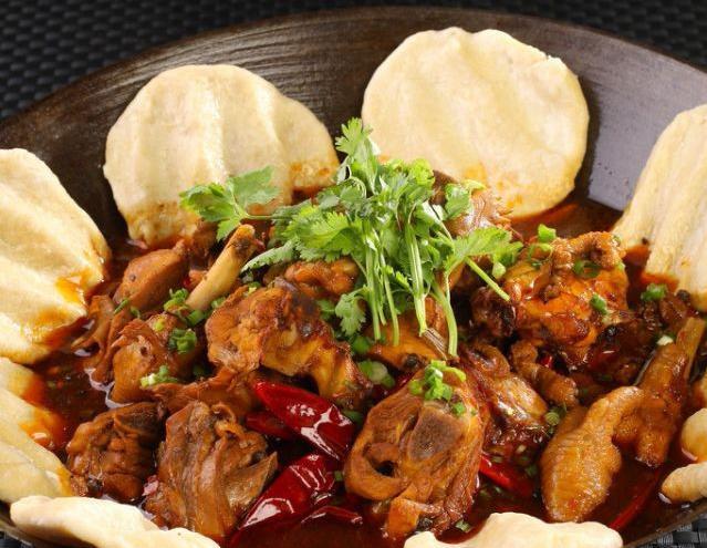 小伙子开餐厅，靠三颗骰子年入200万！
他在店门口放三颗骰子，凡是丢出666的免