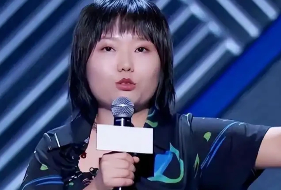 “她怎么低谷了，不是照常录节目照常有活动吗？” 
面对网友质疑他在李雪琴低谷的时