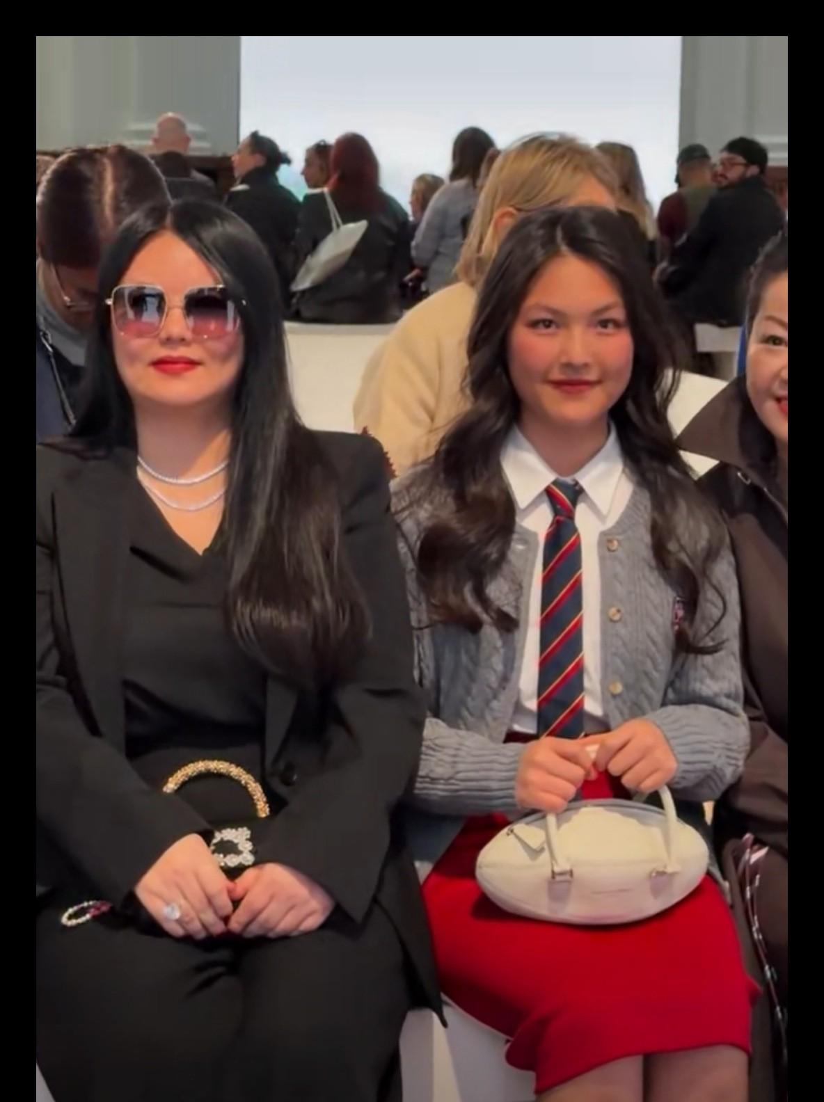 李湘到底给王诗龄吃了啥人间美味，她竟胖得离谱，母女俩挨着坐，仿佛占了半个场子！王