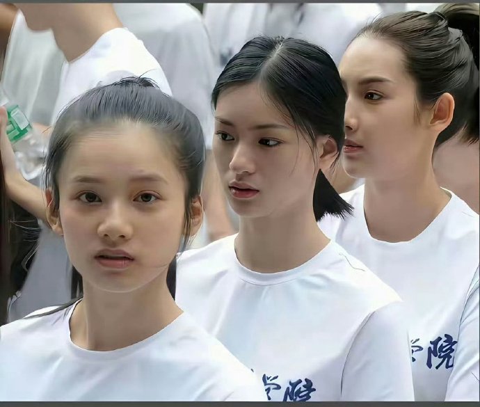 学生时代的张婧仪就长的与众不同，超有气质，比现在青涩了许多，眼睛很传神 ​​​