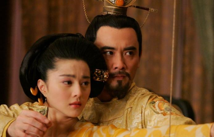 公元751年，32岁的杨贵妃，喊48岁的干儿子安禄山：“禄儿，禄儿，你快来，母亲