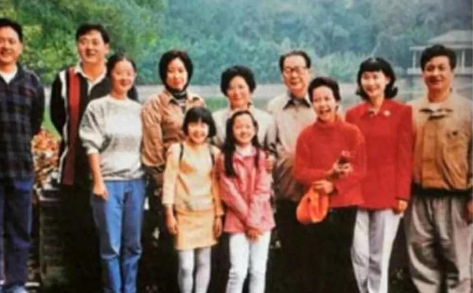 1997年10月，李鹏总理全家在玉泉山拍了这张照片。网友：颜值真高