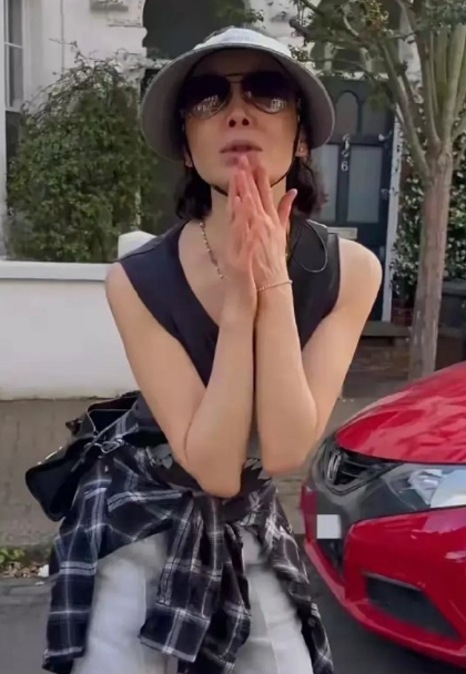 60岁张曼玉晒近照，皮肤真好，她家后院大到能跑步！