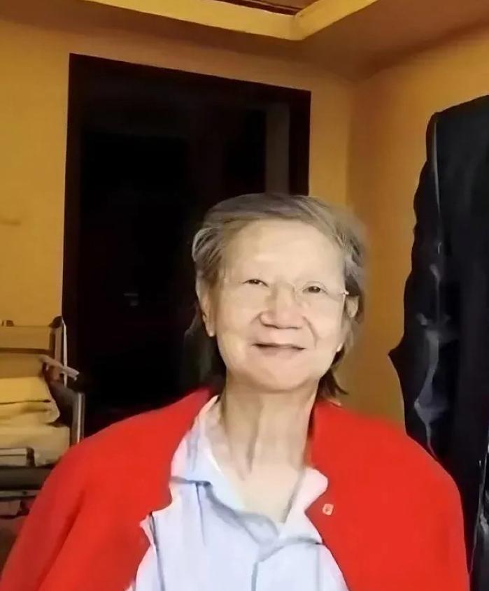 2021年底，91岁的刘思齐在医院时，最后的一张照片。镜头中的她，在病号服外穿了