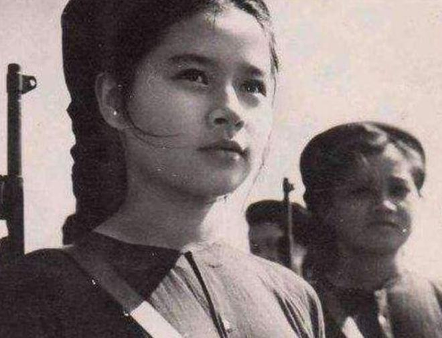 1979年，黄干宗被两个越南女兵抓走，他已经做好赴死的准备，谁知女人却说：“我们