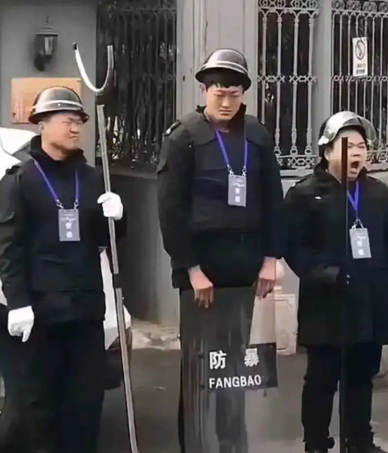 我家小区终于换保安了，看上去不便宜。