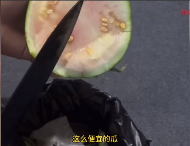 “这下后悔了吧！”近日，山东，一位男子在路边买了一网兜西瓜，价格总共才10块钱，