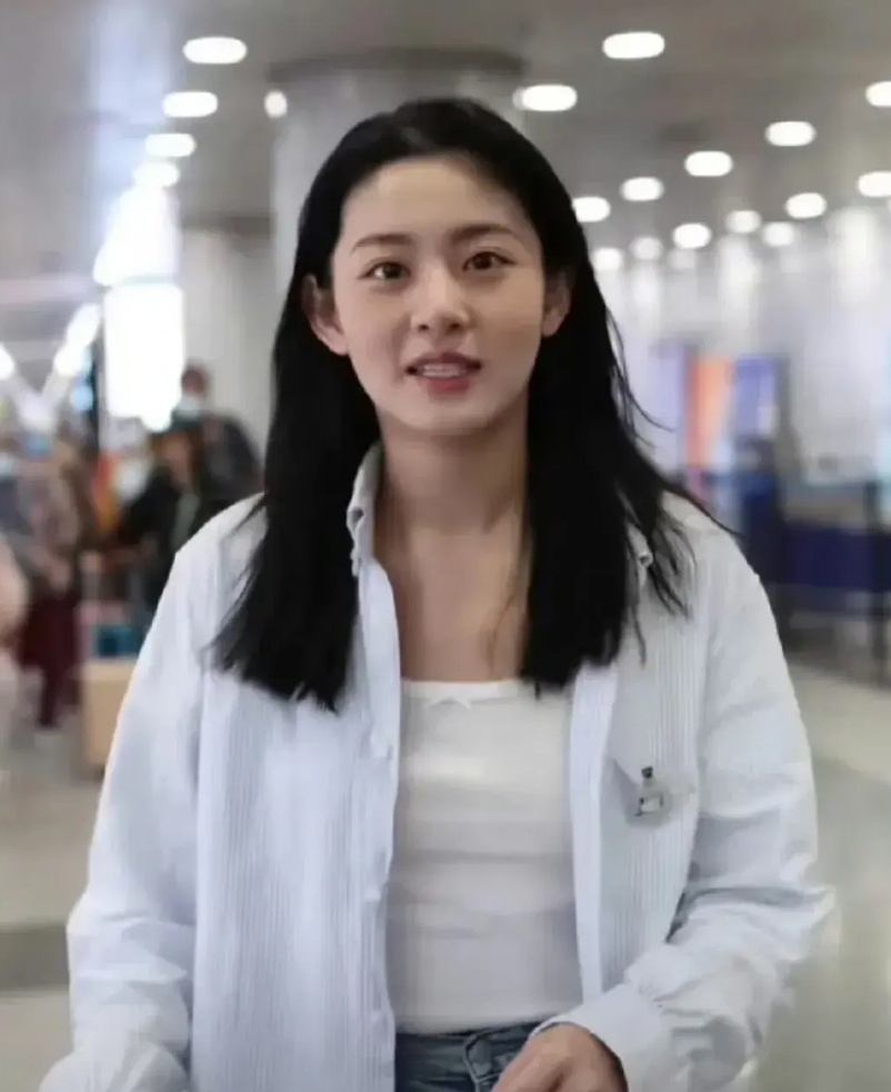 刚刚刷到赵晴素颜赶飞机的照片，这妹不化妆都这么美，于正导演人品不讲这眼光真“毒”