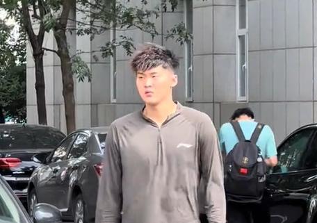 从上海加盟辽宁这俩年轻小将看起来不错！
上海用现金和两名年轻小将交易走了张镇麟，