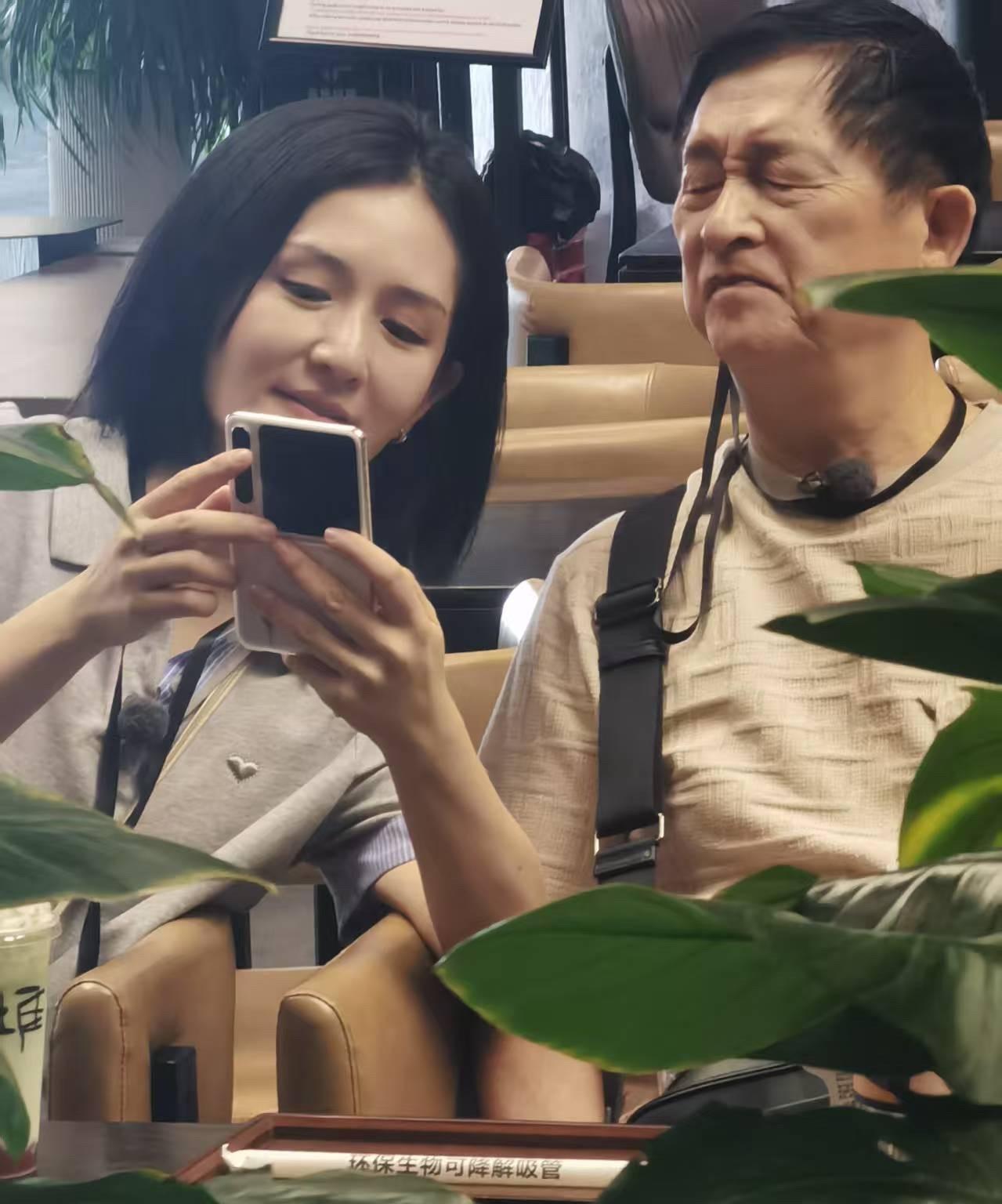 偶遇谢娜与父亲在德阳三星堆拍综艺！娜姐一身休闲打扮，皮肤白到发光，近距离看比电视