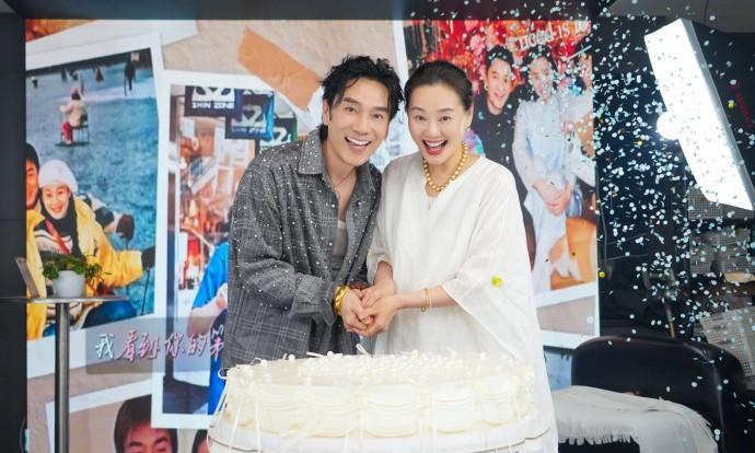 发现没？
爱与不爱真的很明显！
你看林依轮和他老婆就明白了，都说
爱情是最好的保