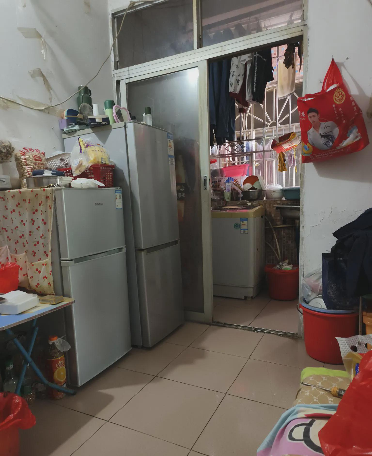 赋闲一年有余，在家闲极无聊，便漫无目的地来到深圳，暂住姐姐家中，衣食住行虽已解决