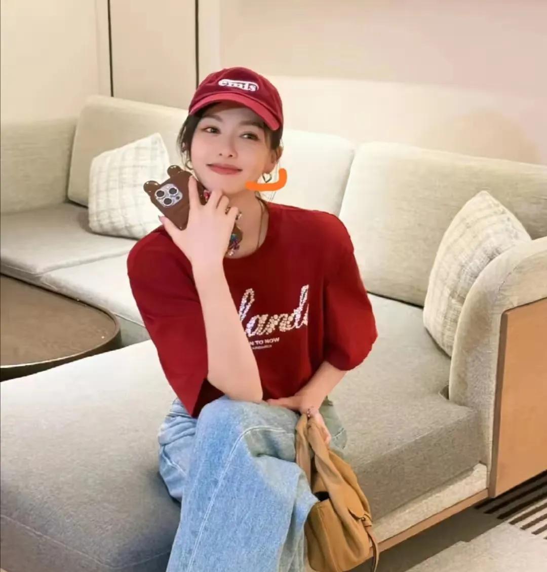 唐嫣好养眼啊！笑容灿烂，气质典雅，妥妥的女神一枚！
红色的帽子，红色的上衣，蓝色