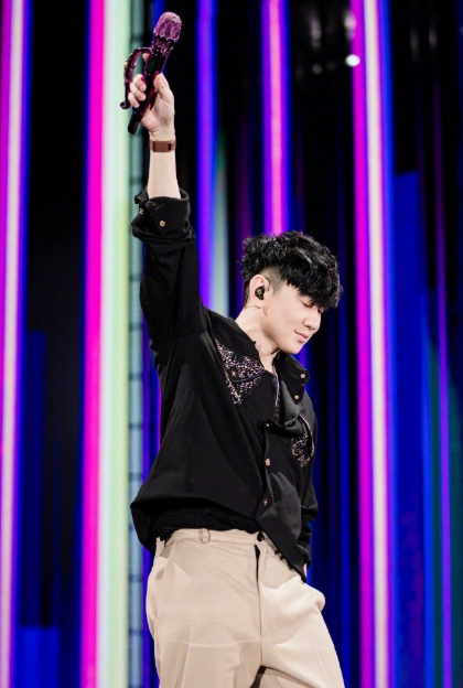 怎么隔段时间不见风向就变了！都开始考古他以前的事情…有没有人告诉我原因