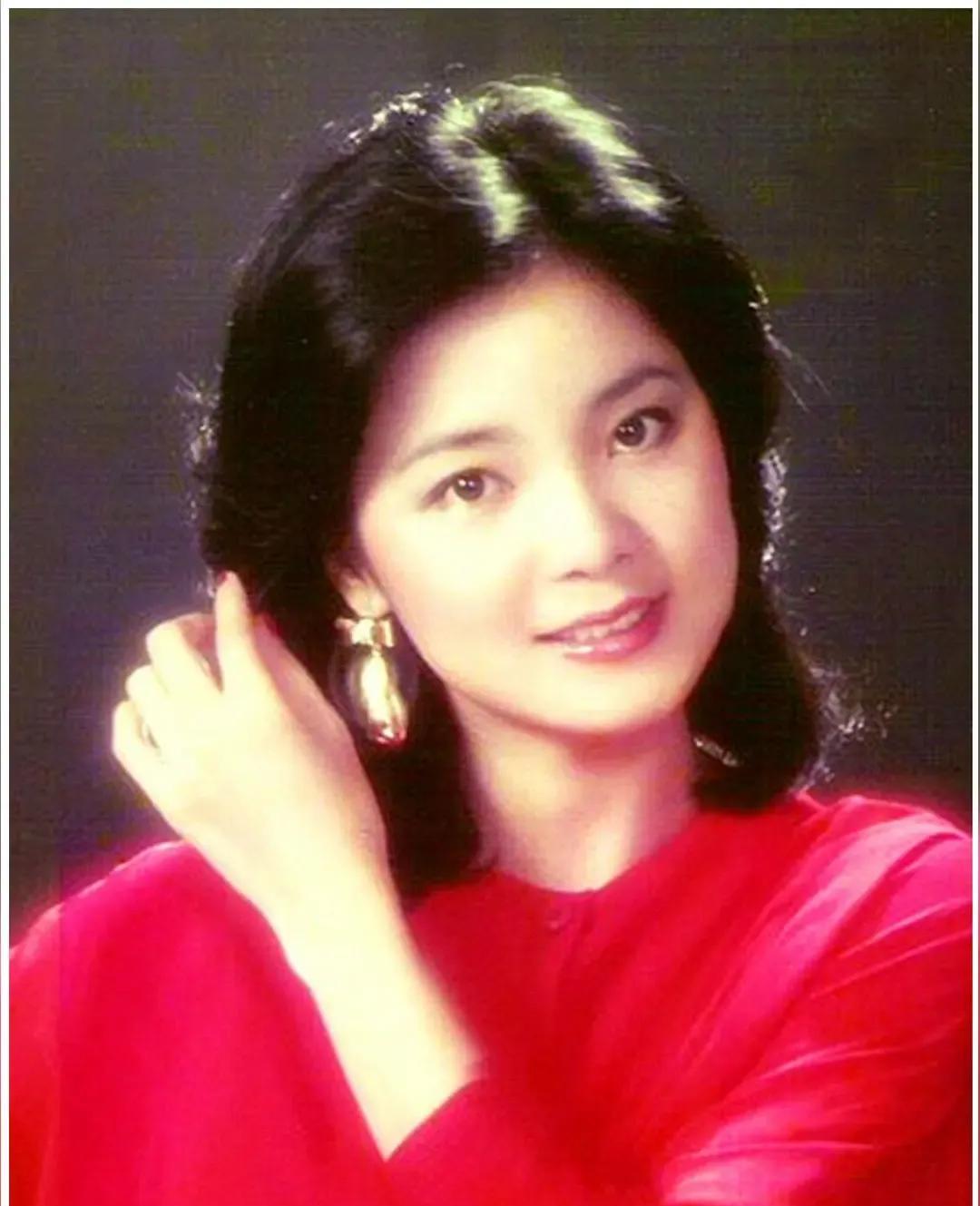 华语乐坛：
以名望论，罗大佑第一
以才华论，周杰伦第一
以唱功论，谭咏麟第一
以
