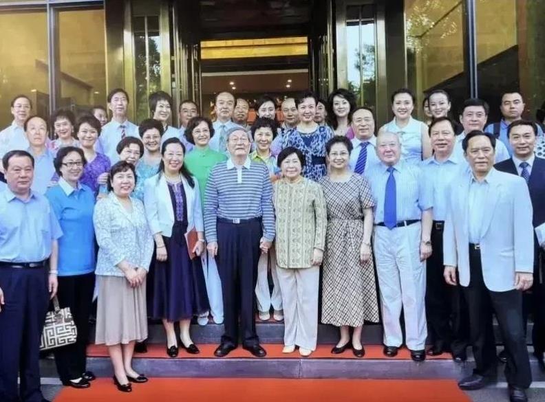 二零一一年七月，在北京西山的某宾馆里，一位老领奖亲自主持的的全国″京剧电影工程″