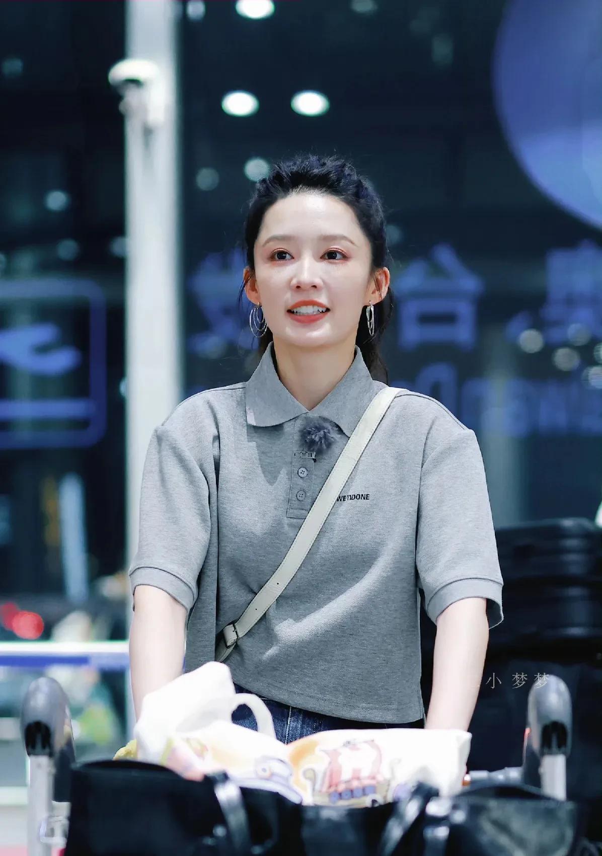 现在不让轧戏了，很多演员为了多赚钱就开始轧综艺了。
比如李沁，4月底才进组古偶剧