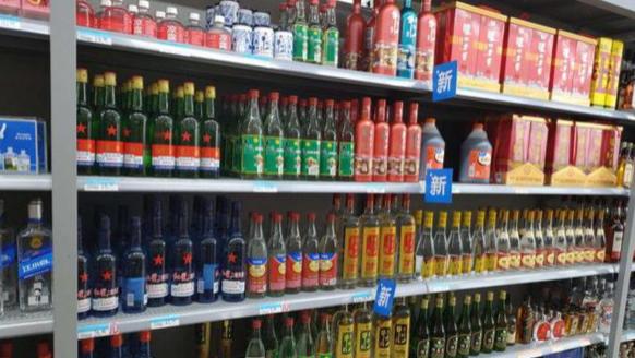 县城百元白酒太热闹！名酒和本地酒谁也干不掉谁，现在买酒都图个实在